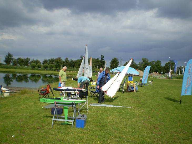 Senioren Rijnmond Cup 2012 Henk Tolhoek. De eerste zondag van de maand Augustus is sedert jaren gereserveerd voor het varen met modelbouw zeilschepen.