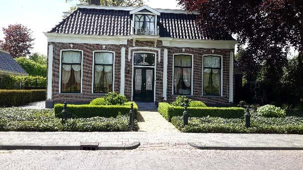 PLAATS Burgum TYPOLOGIE/ HISTORISCHE FUNCTIE Rentenierswoning ADRES Lageweg 56 HUIDIGE FUNCTIE Woning POSTCODE 9251JX ARCHITECT NAAM MIP CODE BOUWJAAR 188 AANDUIDING IN BESTEMMINGSPLAN