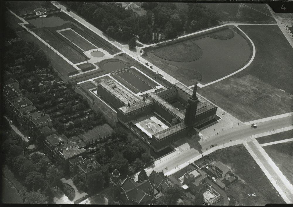 Het museumgebouw wacht al jaren op onderhoud en kan niet verder in de huidige staat vanwege onder meer asbest, wateroverlast en brandveiligheid.