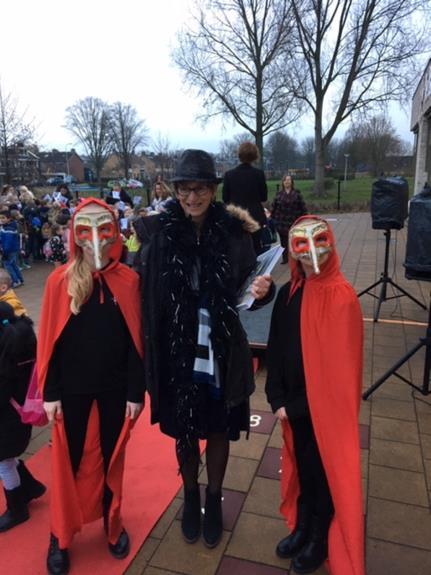 vaak in lezen! Wat een mooi cadeau! Daarna Op het podium lieten alle kinderen iets moois zien, er waren hele originele en creatieve optredens.