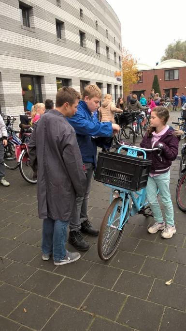 Kleine reparaties werden ter plekke verricht. De rapportje kinderen kregen aan het eind een mee over de status van de fiets en aanbevelingen over eventuele reparaties.