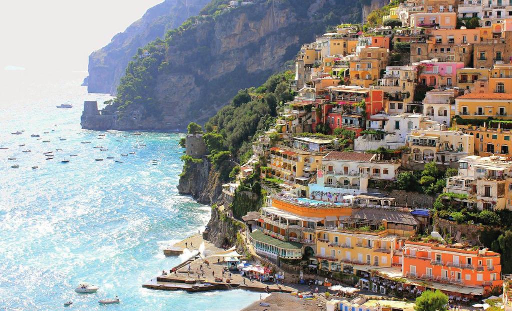 De Baai van Napels: zon, zee, natuur, cultuur en een heerlijke Italiaanse keuken. Enkele pareltjes in de streek zijn Capri, Amalfi en Sorrento.