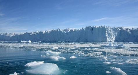 Als het heel koud is, groeit een ijsberg soms. De ijsbergen drijven langzaam met de stroom mee. Als ze in warmer water komen, gaan ze langzaam smelten. IJsbergen zijn gevaarlijk voor schepen.