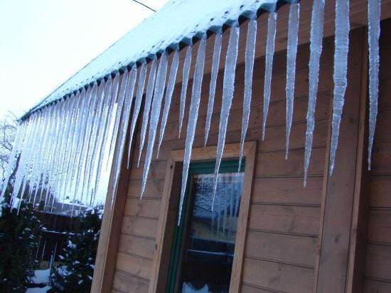 2. IJspegels en ijsbloemen IJspegels Aan de dakrand of dakgoot hangen ijspegels. Hoe komen die daar? Op het dak ligt sneeuw.