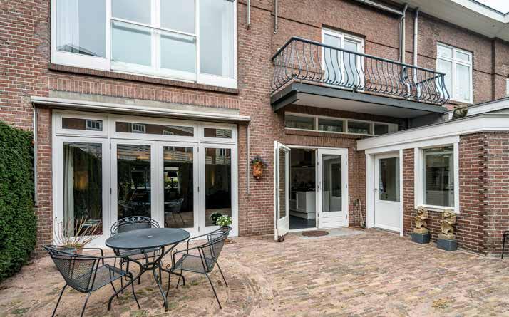 Wonen Dit prachtige herenhuis telt maar liefst 7 slaapkamers, twee badkamers, drie open haarden en een souterrain bestaande uit 3 vertrekken.