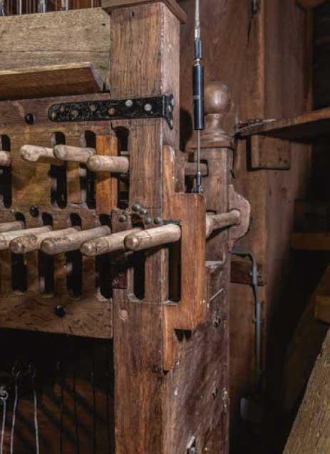 De provisorische 'uitbouw' van het stokkenklavier (foto: Wim Ruigrok) Is het wel verantwoord om de oude speeltafel weer te gaan gebruiken? Zal deze niet slijten?
