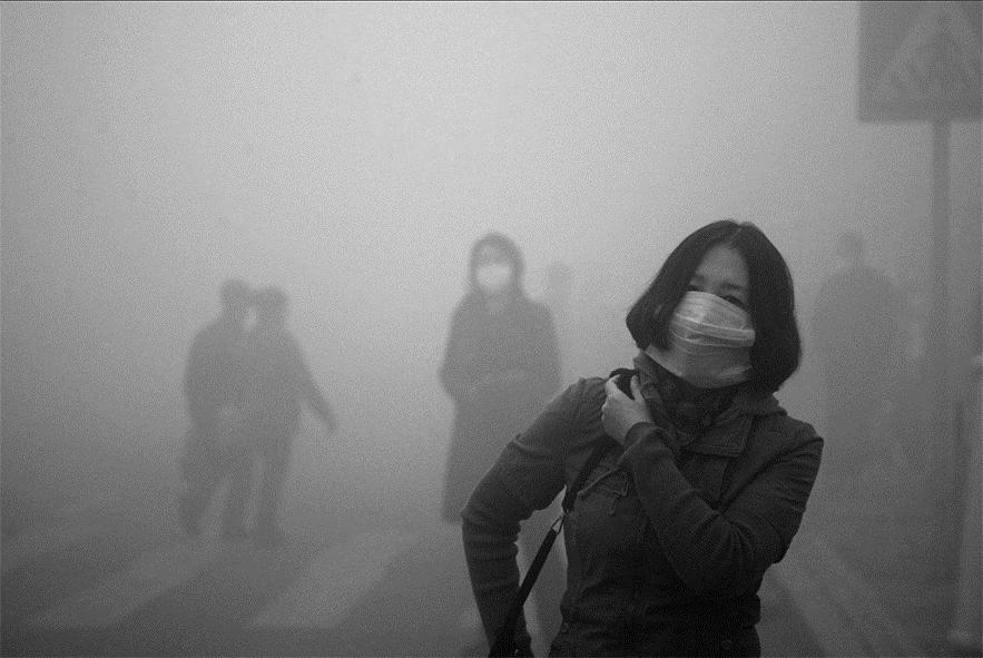 Code rood in China Lees het krantenartikel. Steenkoolverbranding in China heeft geleid tot een code rood voor luchtvervuiling. De waarschuwing geldt voor drie dagen in de hoofdstad Beijing.