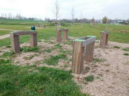 Daar is de stellage ongeschikt voor gezien de ruwe afwerking en de kans op splinters. Pad 5. Het pad bestaat uit losse schelpen en is ongeschikt voor rollators en rolstoelen.