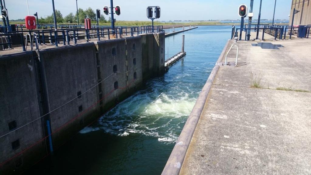 Foto 9. Bellen- en waterscherm bij de Krammerjachtensluis. In het najaar zijn haring en/of sprot waargenomen voor de rinketten.