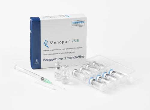 Prikinstructie Menopur Hoe prikt u Menopur? Een injectie Menopur maakt u zelf klaar, waarna u het middel inspuit in de buikplooi. Eén ampul Menopur bevat 75 eenheden (IE).
