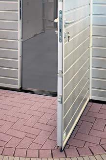 Met de ingebouwde loopdeur van ALUTECH zal uw garagedeur langer blijven werken! De drempel van de loopdeur is 18-20 mm en zijn vorm zorgt voor maximaal gebruiksgemak.