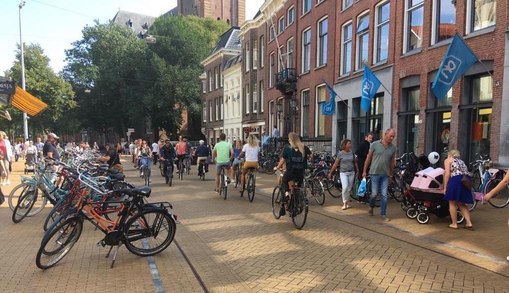 2 Figuur 1: Meer ruimte voor voetganger en fietser in de Brugstraat Verder wordt er in de binnenstadsvisie gekozen meer structuur aan te bieden voor fietsers.