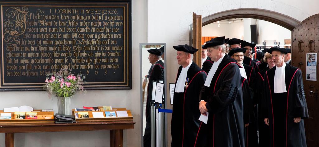 2 Benoemingsvarianten Op de Radboud Universiteit wordt een persoon benoemd tot a) gewoon of b) bijzonder hoogleraar, met als toevoeging de titel van de leeropdracht en het betreffende