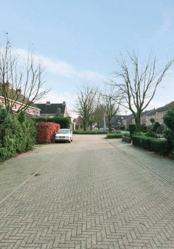 Bijzonder aan dit dorp is dat de provinciegrens tussen Limburg en Gelderland door het dorp loopt: het ligt grotendeels in de gemeente Mook en Middelaar (Limburg) en