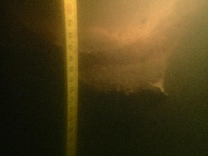 5 mm aangetroffen. De kier is tot een diepte van 6 cm inprikbaar.