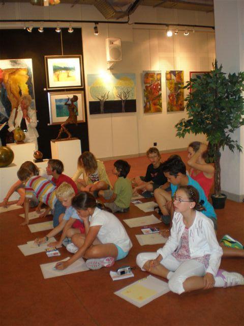 De kinderen van de Nederlandse school hebben ook schilderijen nageschilderd met aquarel potloden.
