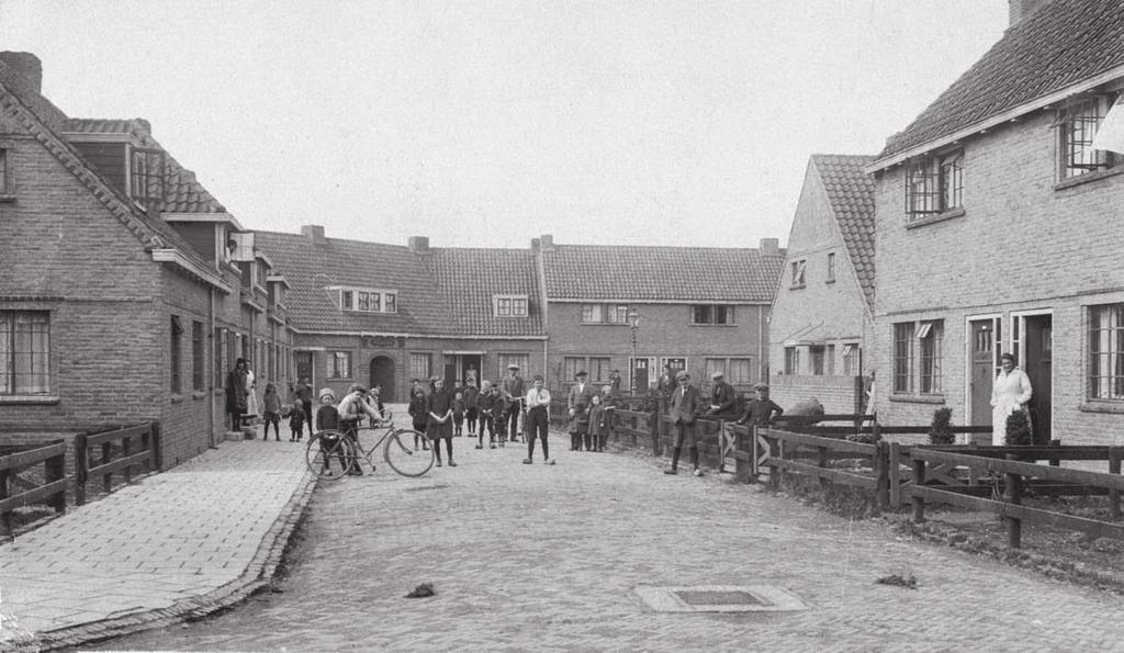 Het Badhuisplein kort na de bouw, in 1925 Gezondheidscommissie: Het voornemen van B. en W. om voorschotten te verstrekken aan de woningstichting St.