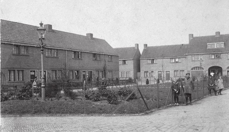 In 1924 wilde de gemeente in Maastricht 13 houten dubbelwoningen kopen voor 400 gulden per stuk (waarvan 50 gulden kosten voor het ontsmetten) om die aan het Nachtegaalslaantje neer te zetten.