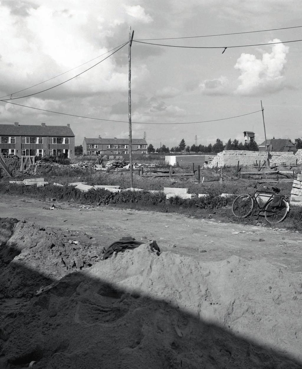 In 1957 wordt hard gewerkt aan de nieuwe woningen in t Ooij.
