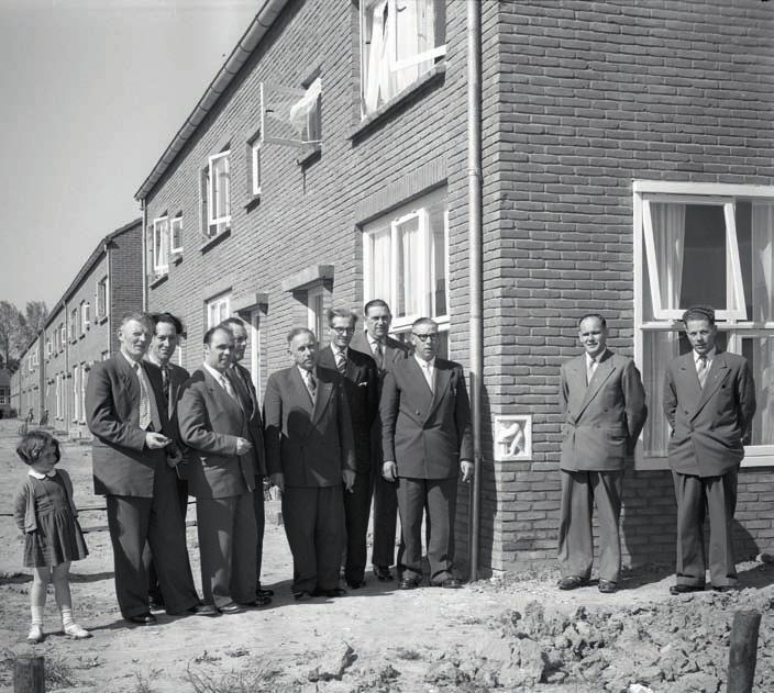 In april 1958 werden 12 woningen aan de Begoniastraat opgeleverd. Bij deze gelegenheid werd een beeldje ingemetseld. Op de foto bestuurders van St. Joseph en andere genodigden.