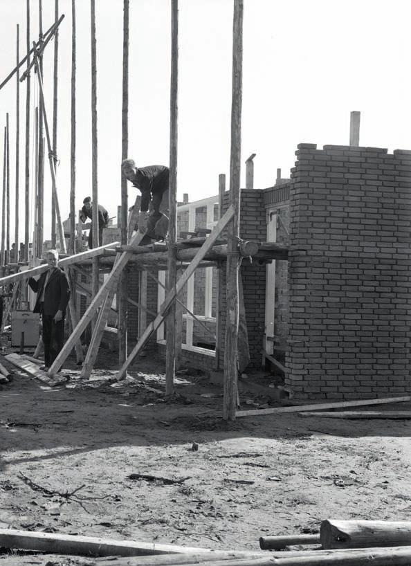 Ondanks de grote bouwproductie in de jaren 50 koos Tiel niet voor revolutiebouw, maar voor traditionele bouwmethoden nagekomen.