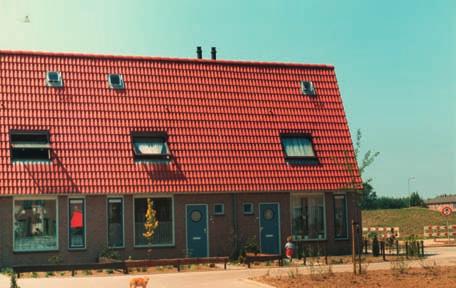 In Rauwenhof werd ook een groot aantal HAT-woningen gebouwd. Van de eerdere projecten had men al geleerd dat er geen éénkamerwoningen gebouwd moesten worden.
