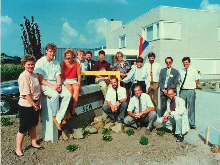 De medewerkers van SVT voor het kantoor aan de Lutterveldweg, 1986.
