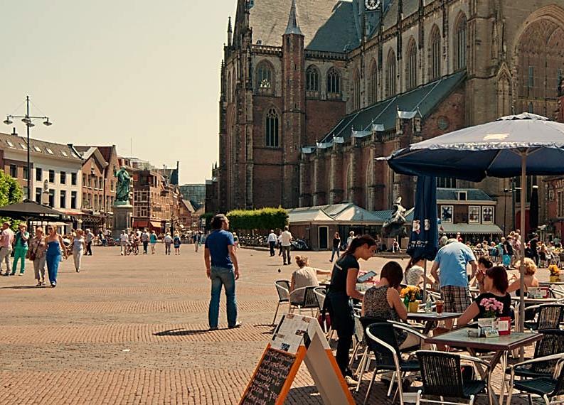 cappuccino. Slenter door de gezellige winkelstraten op zoek naar een leuke outfit.