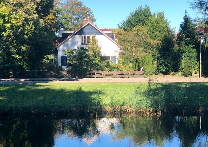 Aan een van de mooiste kades van Heemstede, aan de rand van de villawijk Het