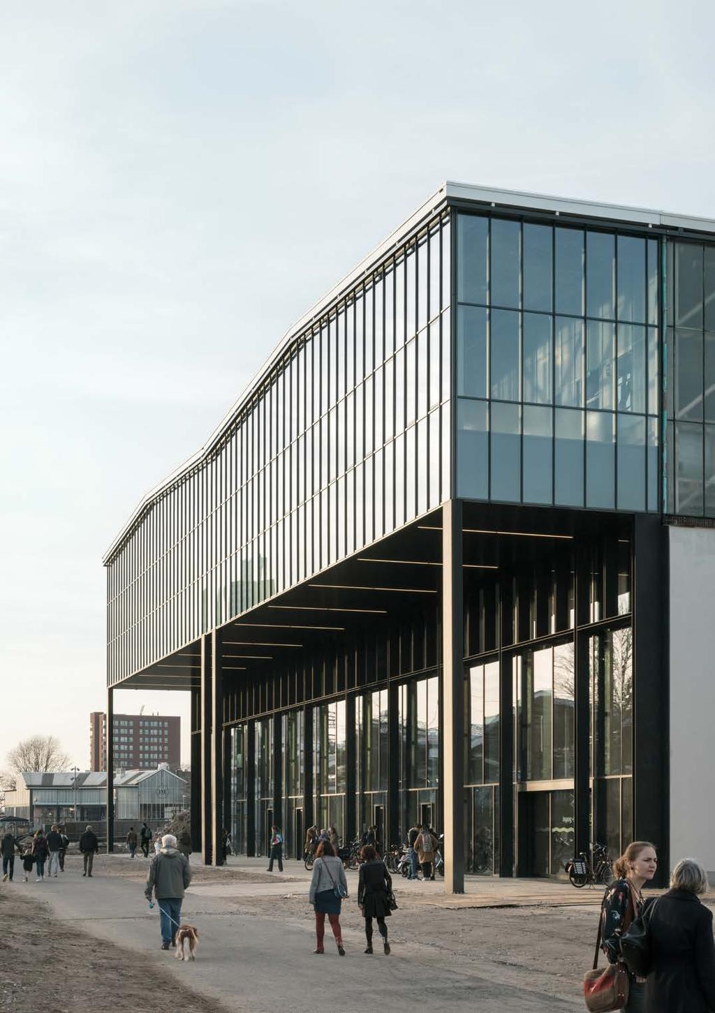 LOCHAL TILBURG CIVIC ARCHITECTS, BRAAKSMA & ROOS ARCHITECTENBUREAU, INSIDE OUTSIDE / PETRA BLAISSE De LocHal is het nieuwe kloppende hart van de Spoorzone Tilburg.