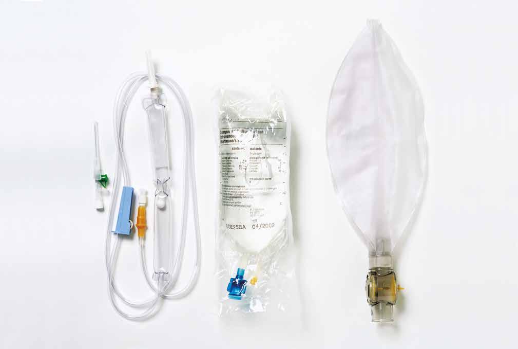 7 2. Bereid de patiënt voor op de infusie Koppel een IV-infusieset aan een IV-zak van 0,9% (9