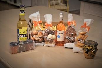 p. 3 of 7 Omschrijving Kistje met jenever en 2 doosjes pralines