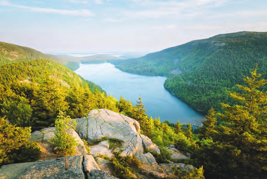 ACADIA Wanneer we op de top van Cadillac Mountain staan en de zon boven de Atlantische Oceaan zien opkomen, valt alle vermoeidheid van ons af.