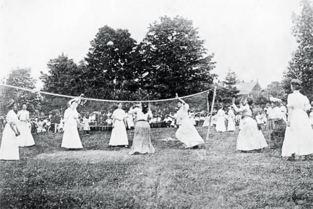 Ontstaan van volleybal Uit tekeningen blijkt dat al in de 16e eeuw aan het Engelse hof van koningin Elizabeth een spel werd gespeeld dat veel op volleybal leek.