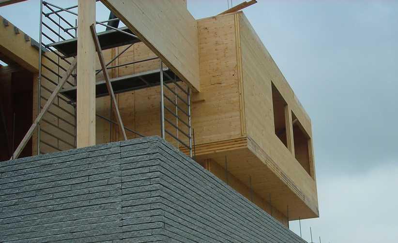 Deze ontwikkelingen betreffen de toepassing van kruiselings gelamineerd hout als dragende wanden en vloeren. Dit zijn plaatachtige materialen of panelen.