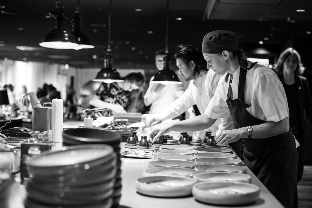 >>> ACTIVITEITEN 2017 Horecaprogramma Chefs voor Goede VIS en groothandel keukem van bluespoon amsterdam In de horeca staat nog steeds te vaak niet-duurzame vis op de kaart.