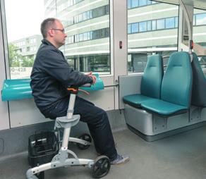 Op de RET-website vindt u een overzicht van alle haltes met gelijkvloerse instap. Bij elke tram is de tweede deur geschikt voor rolstoelgebruikers.