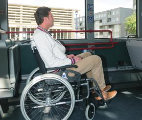 Kijk voordat u gaat reizen bij de halte bij u in de buurt hoe de situatie is. Elektrische rolstoelplanken kunnen aangevraagd worden aan de buitenzijde door middel van een knop.
