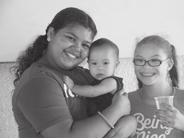 Tatiana de Souza, mama di Mia, un bebi ku Down Síndrome ke yuda nos pa durante 2018 organisá programanan informativo i sosial-edukativo spesial pa mayor hóben.