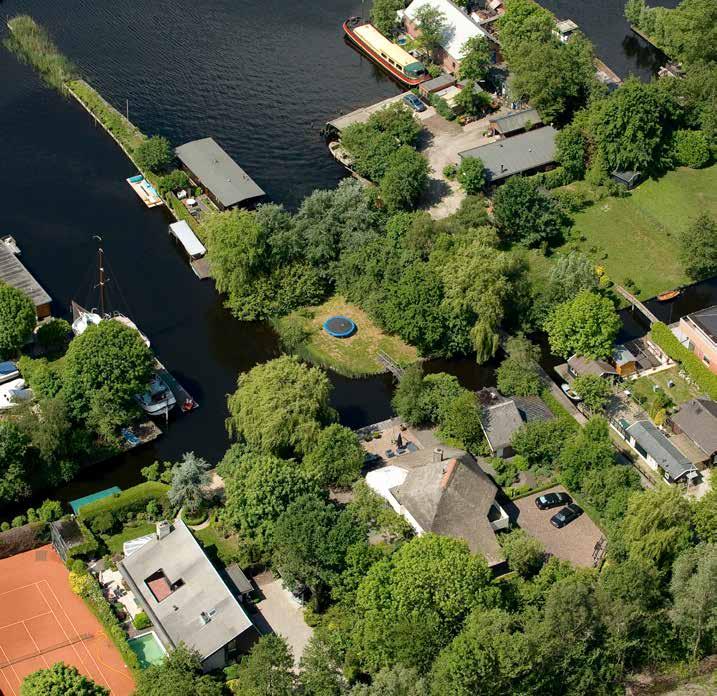 G Groenlandse kade 17 A Exclusieve rietgedekte villa direct aan de Vinkeveense Plassen op circa 10 minuten van Amsterdam, compleet met aanlegsteiger en uw eigen boothuis.