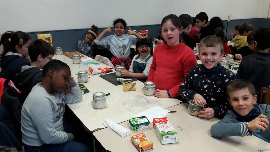 Pagina 4 Gezond ontbijt in het 3de leerjaar Chocopasta, fruitsap, chocomelk, donuts, cornflakes... Allemaal dingen die 's morgens op onze ontbijttafel staan.