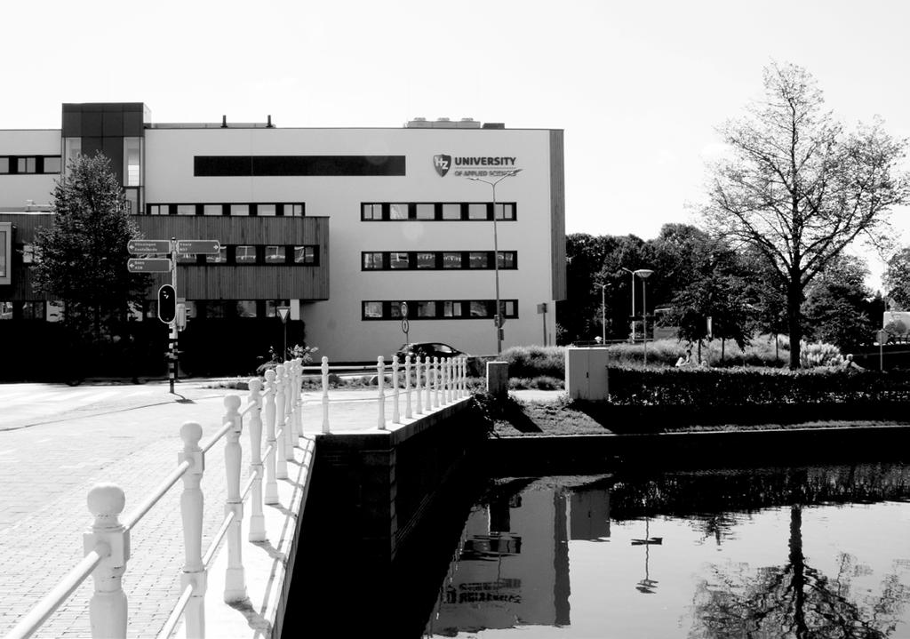 Architecturale visie Het bestaande kantoorgebouw is tot onderwijsgebouw getransformeerd. Het gebouw is geheel gerenoveerd en is beperkt uitgebreid.