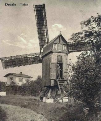 Het molentje van Cyriel Buysse Op de Molenberg te Deurle heeft eeuwenlang een houten staakmolen gestaan. Deze molen werd op 2 november 1918 vernietigd door de terugtrekkende Duitsers.