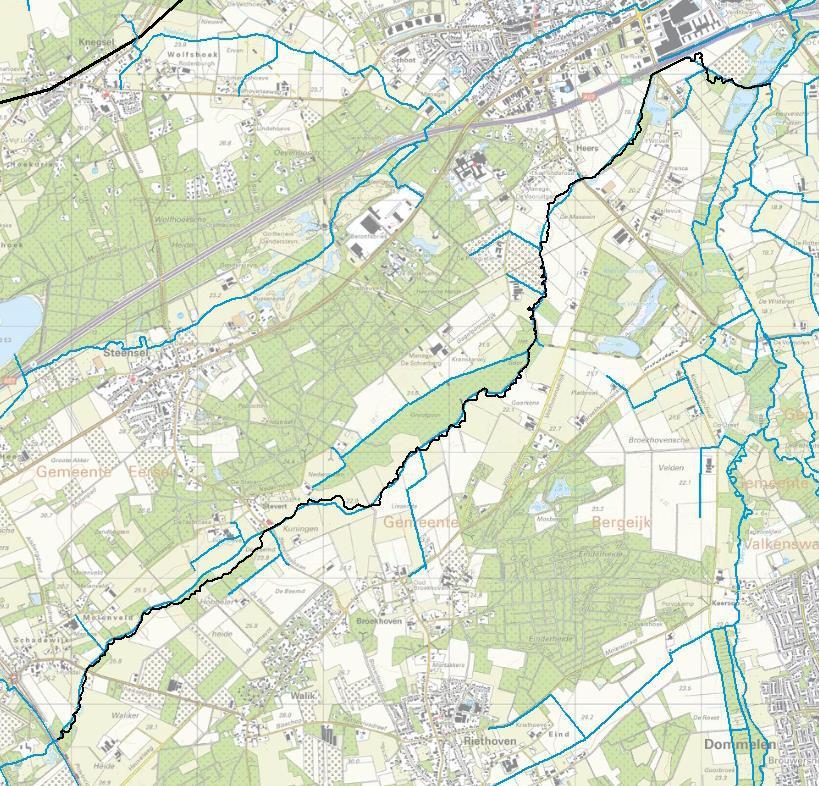 Figuur 12 A-watergangen omgeving De Run (blauwe lijnen) en nieuwe ligging De Run (zwarte lijn). Zoals is te zien op Figuur 12 is ook een nieuwe ligging bepaald buiten het projectplan van Grootgoor.