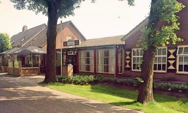 We gaan dan naar restaurant de Hooikar in Gilze voor een koffietafel. Na de koffietafel vertrekken we met de bus en gaan een rondrit door de Baronie van Breda maken.