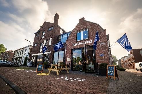 In Woerden bezoeken we het Kaaspakhuis en in Oudewater het Touwmuseum.