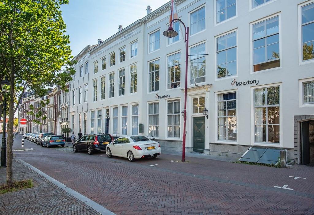 Algemeen Te Koop Op een unieke locatie in het centrum van Middelburg, bieden wij dit schitterende monumentale kantoorpand met inpandig appartement aan.