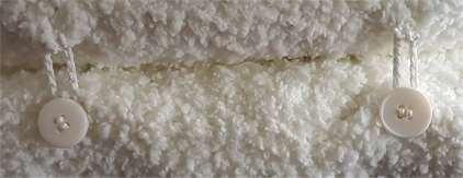 Naai de kop en de staart op het lijf, ook hier probeer met de naald ook het binnen kussentje beetje mee vast te naaien.