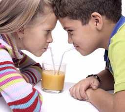 Wachtkamerfolder Voorkom tanderosie bij uw kind Tanderosie bij kinderen Alle kinderen zijn er gek op: snoep en limonade. Alle ouders weten wel dat je van snoepen gaatjes krijgt.