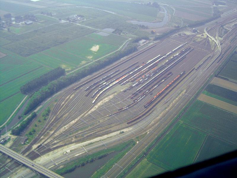 Train yard Kijfhoek, Zwijndrecht (1) Function: Train yard, based on gravity marshalling of cargo trains Size: Largest in Holland, one of the largest in Europe Importance Strategic hub